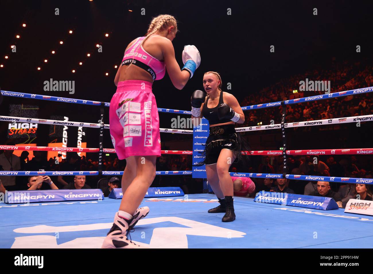 London, UK, UK. 22. April 2023. LONDON, Großbritannien – APRIL 22: Elle Brooke kämpft gegen Aleksandra Daniel in ihrem 140-Pfund-Kampf während des Kingpyn High Stakes Tournament am 22. April 2023 in London, Großbritannien. (Foto: Vianney Lecaer/PxImages) Kredit: Px Images/Alamy Live News Stockfoto