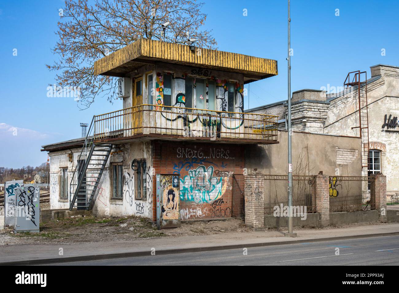 Ein alter sowjetischer Kontrollturm oder eine Signalbox am Bahnübergang im Stadtteil Telliskivi in Tallinn, Estland Stockfoto