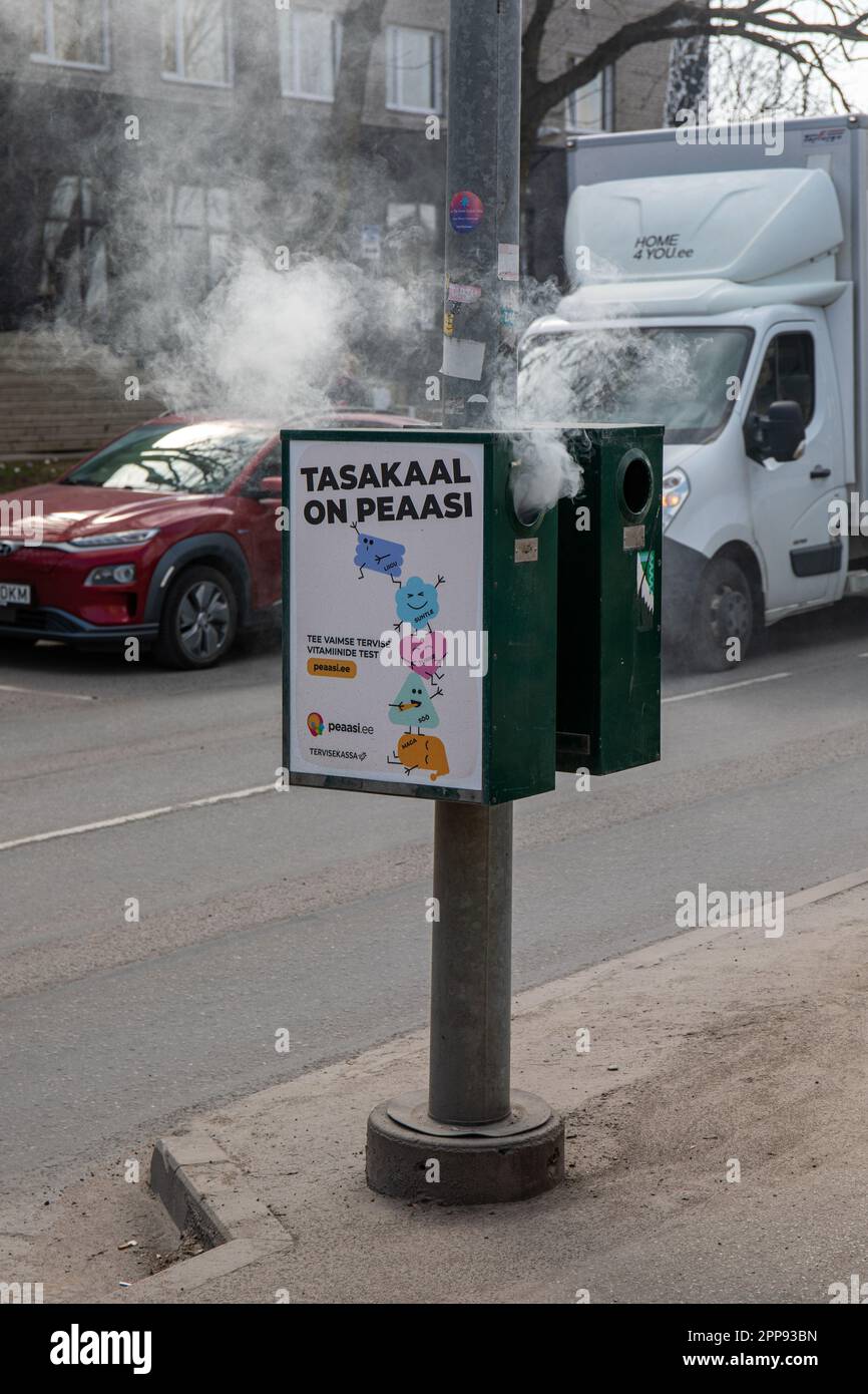 Rauchentwicklung aus öffentlichen Abfallbehältern im Bezirk Telliskivi in Tallinn, Estland Stockfoto
