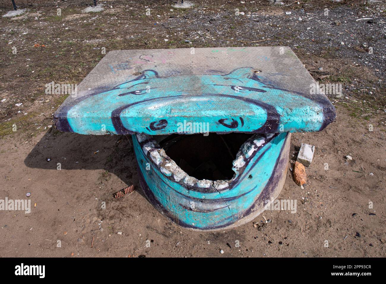 Lustige und kreative Straßenkunst-Graffiti auf gebrochener Betontrommel im Stadtteil Telliskivi in Tallinn, Estland Stockfoto