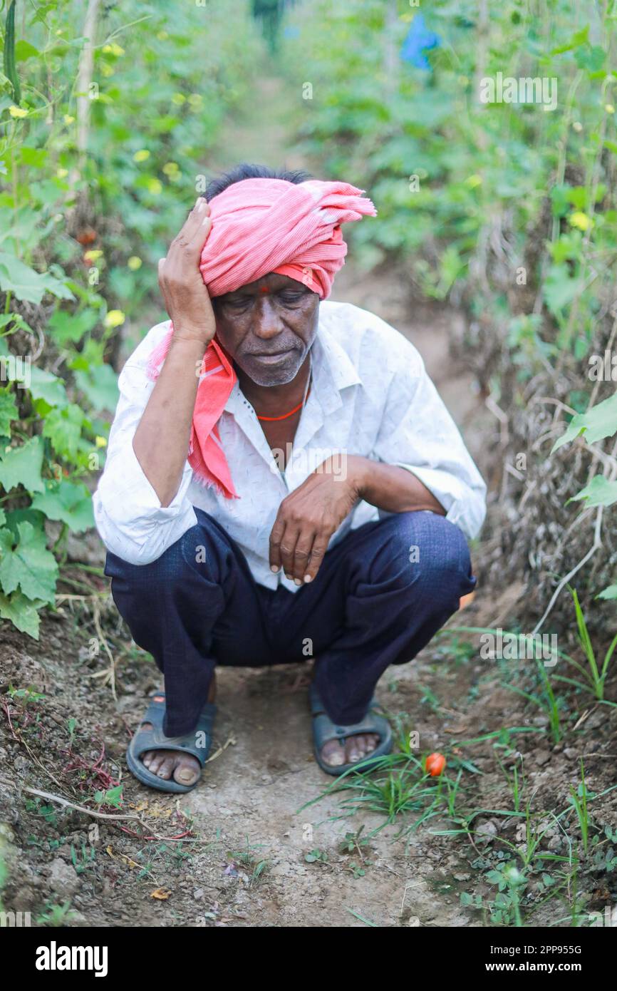 Armer indischer Bauer auf der Farm, trauriger Bauer, Verlust von Bauern Stockfoto