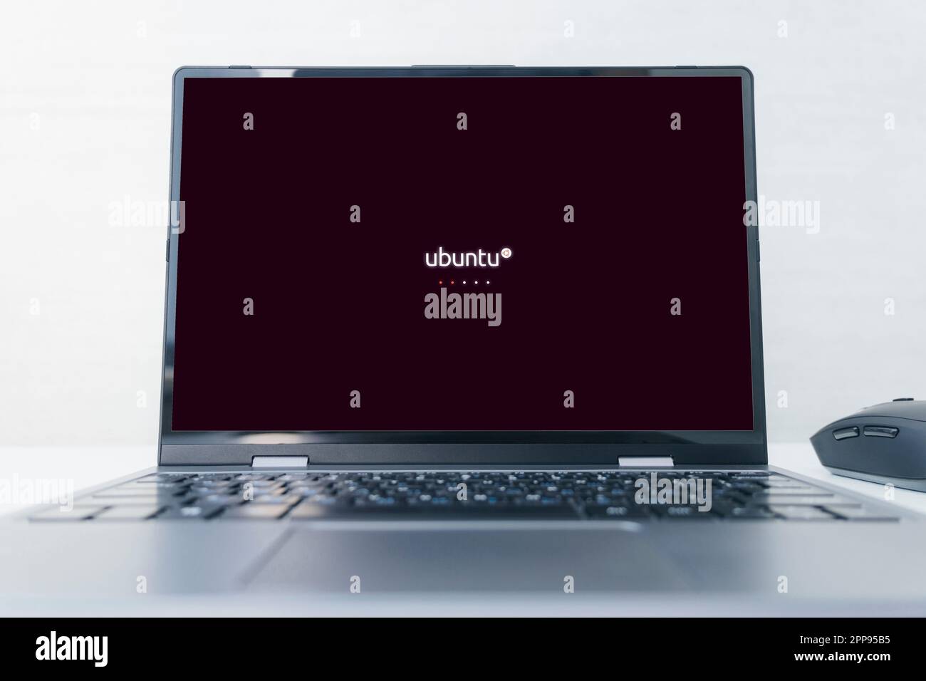 Barnaul. Russland 28. März 2023. Ubuntu-Logo auf einem Laptop Stockfoto