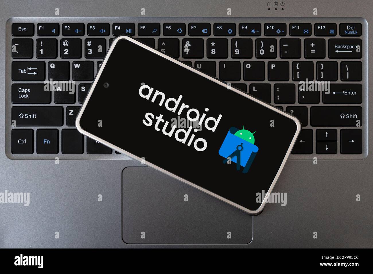 Programmierung der mobilen Entwicklung, Konzept. Smartphone auf der Laptop-Tastatur. Logo android Studio auf dem Bildschirm des Mobiltelefons. Barnaul. Russland März 28, Stockfoto