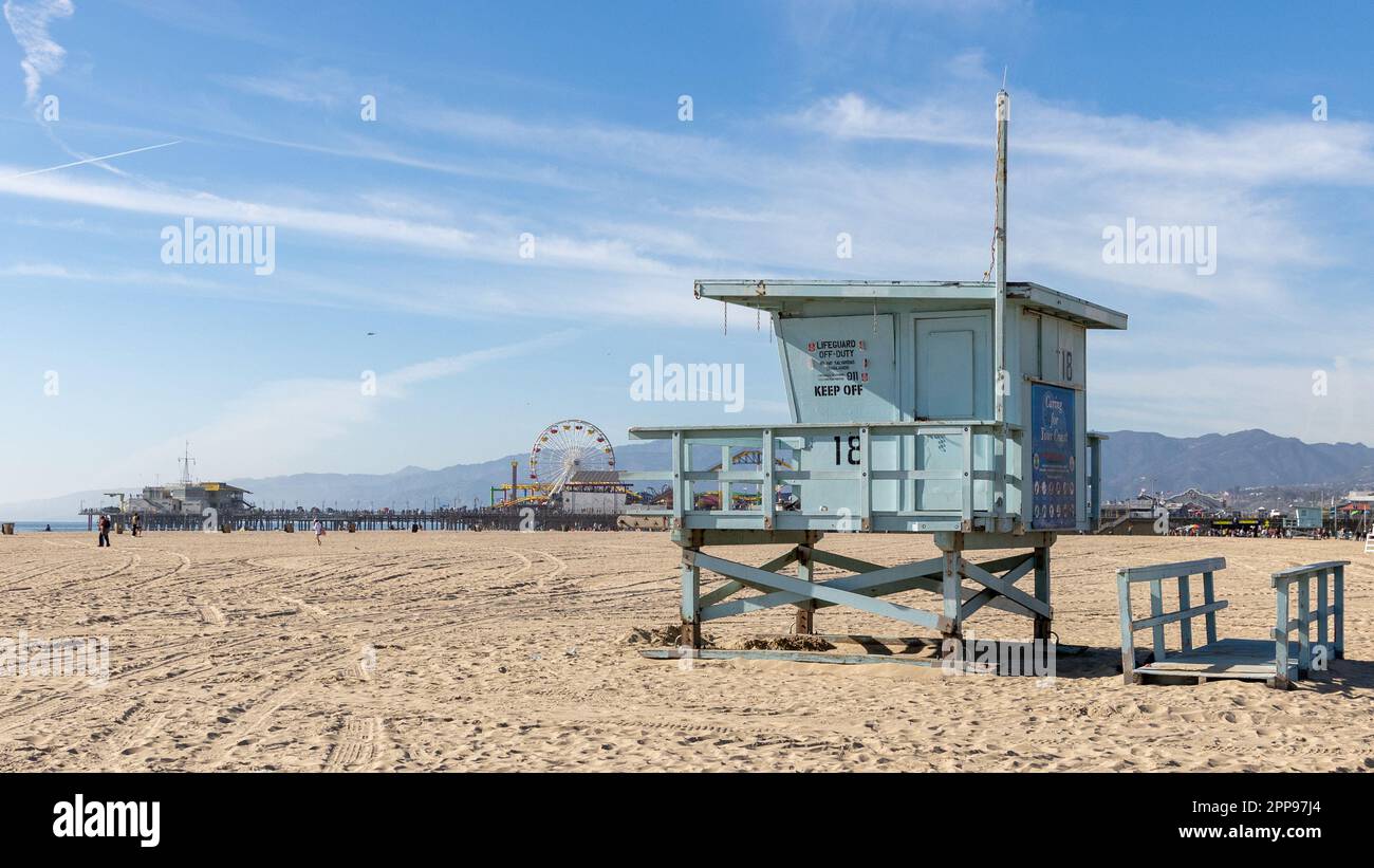 Ein Rettungsschwimmturm am Strand von Santa Monica mit Pier im Hintergrund in Kalifornien, USA, erstellt am 5. 2023. Februar Stockfoto