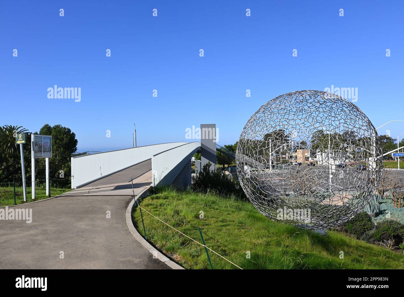 NEWPORT BEACH, KALIFORNIEN - 22. April 2023: Fußgängerbrücke über den San Miguel Drive, der die beiden Hälften des Civic Center Park verbindet. Stockfoto