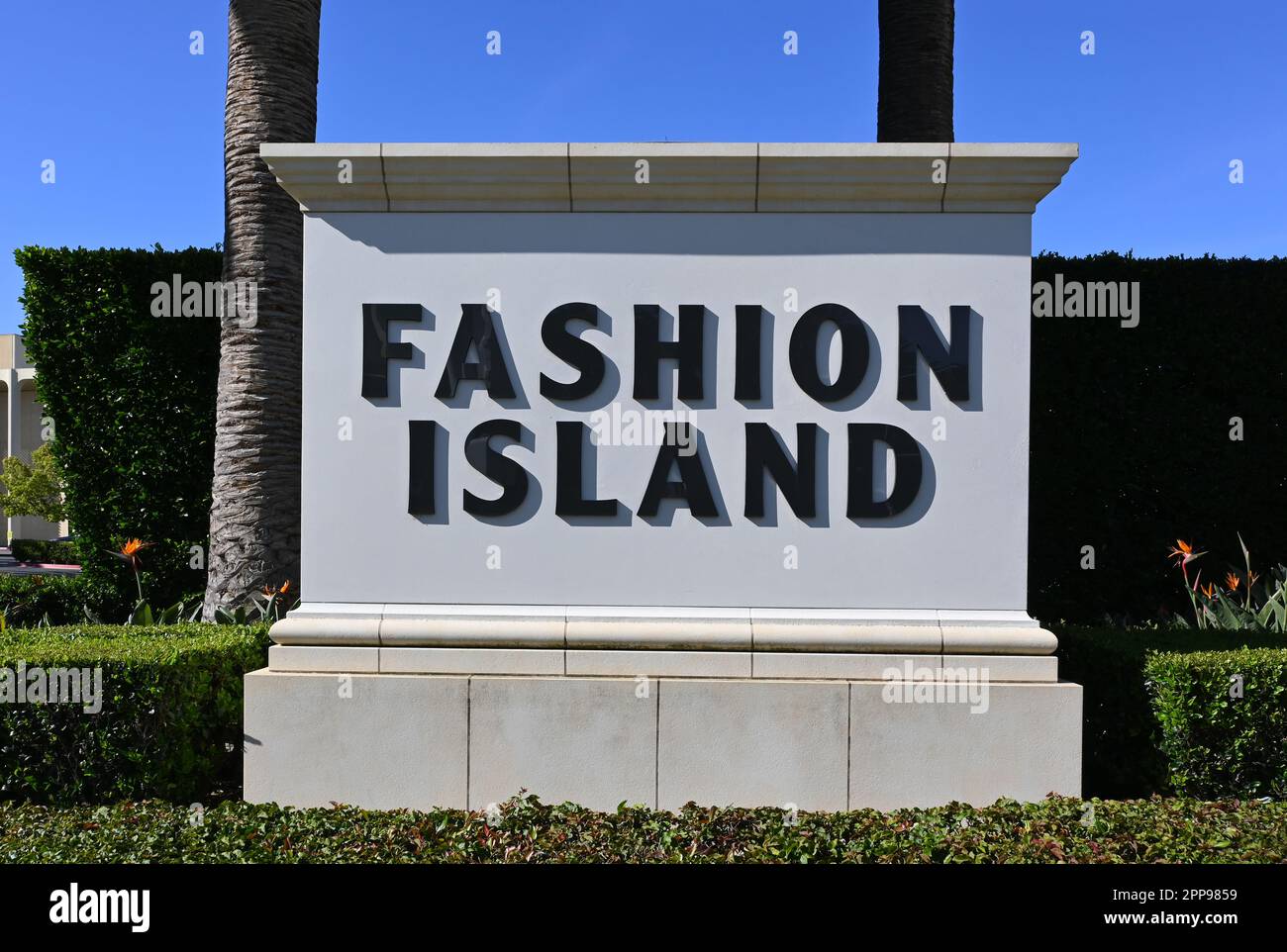 NEWPORT BEACH, KALIFORNIEN - 22. April 2023: Fashion Island Schilder am gehobenen Einkaufszentrum in Orange County. Stockfoto