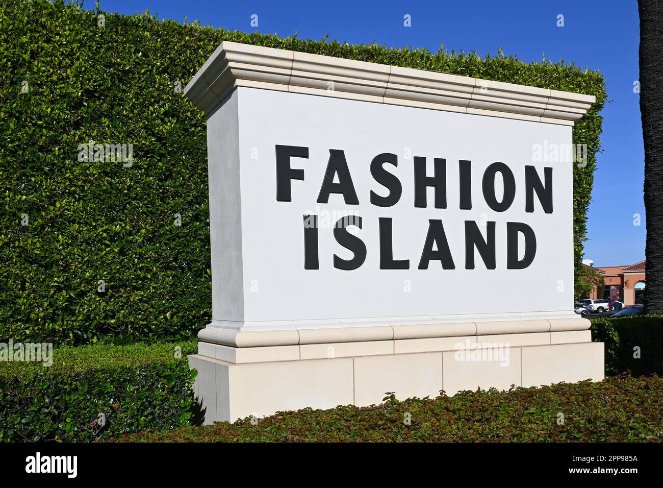 NEWPORT BEACH, KALIFORNIEN - 22. April 2023: Fashion Island Schilder am gehobenen Einkaufszentrum in Orange County. Stockfoto