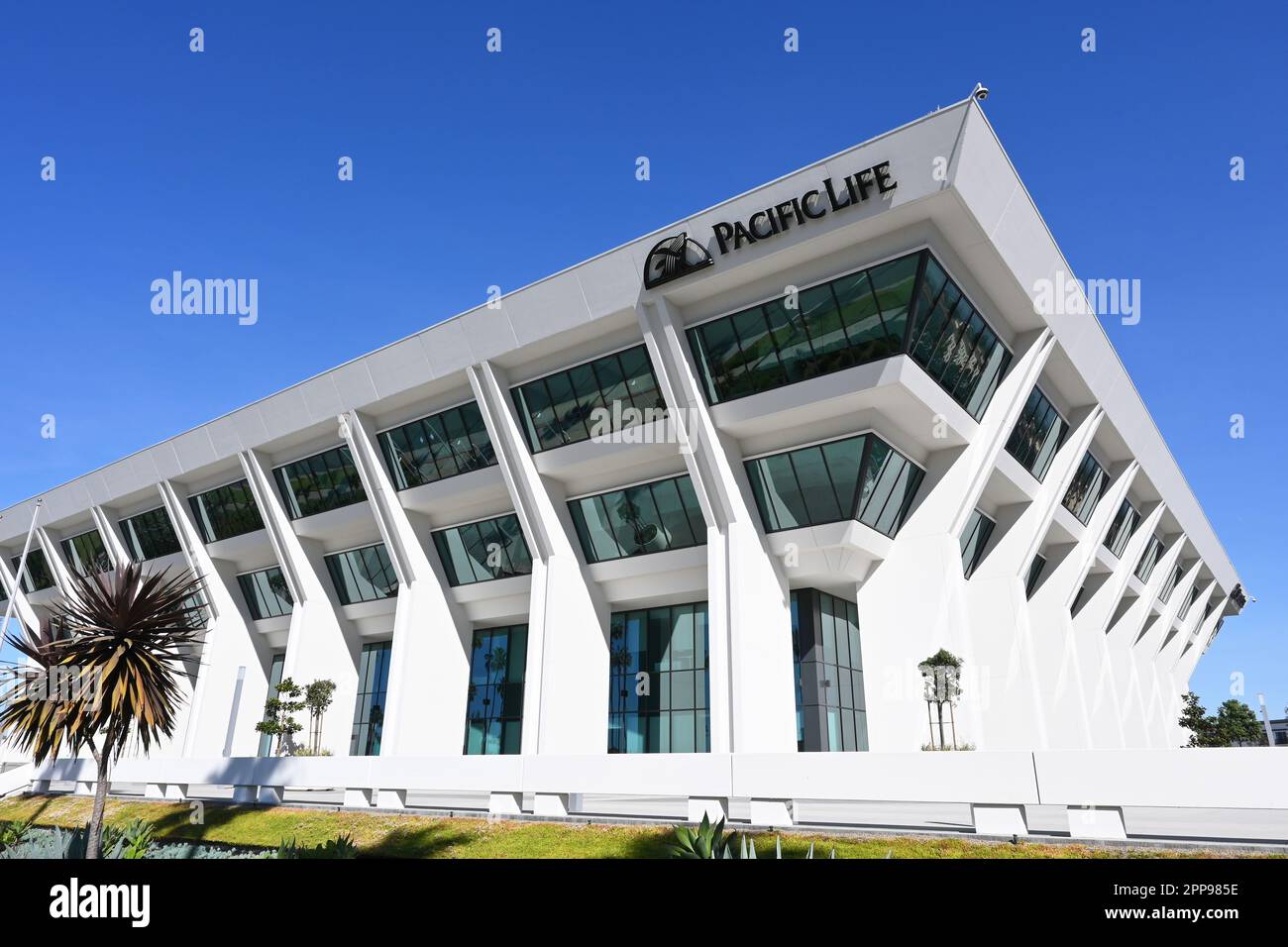 NEWPORT BEACH, KALIFORNIEN - 22. April 2023: Pacific Life Insurance Building im Newport Center, neben Fashion Island. Stockfoto