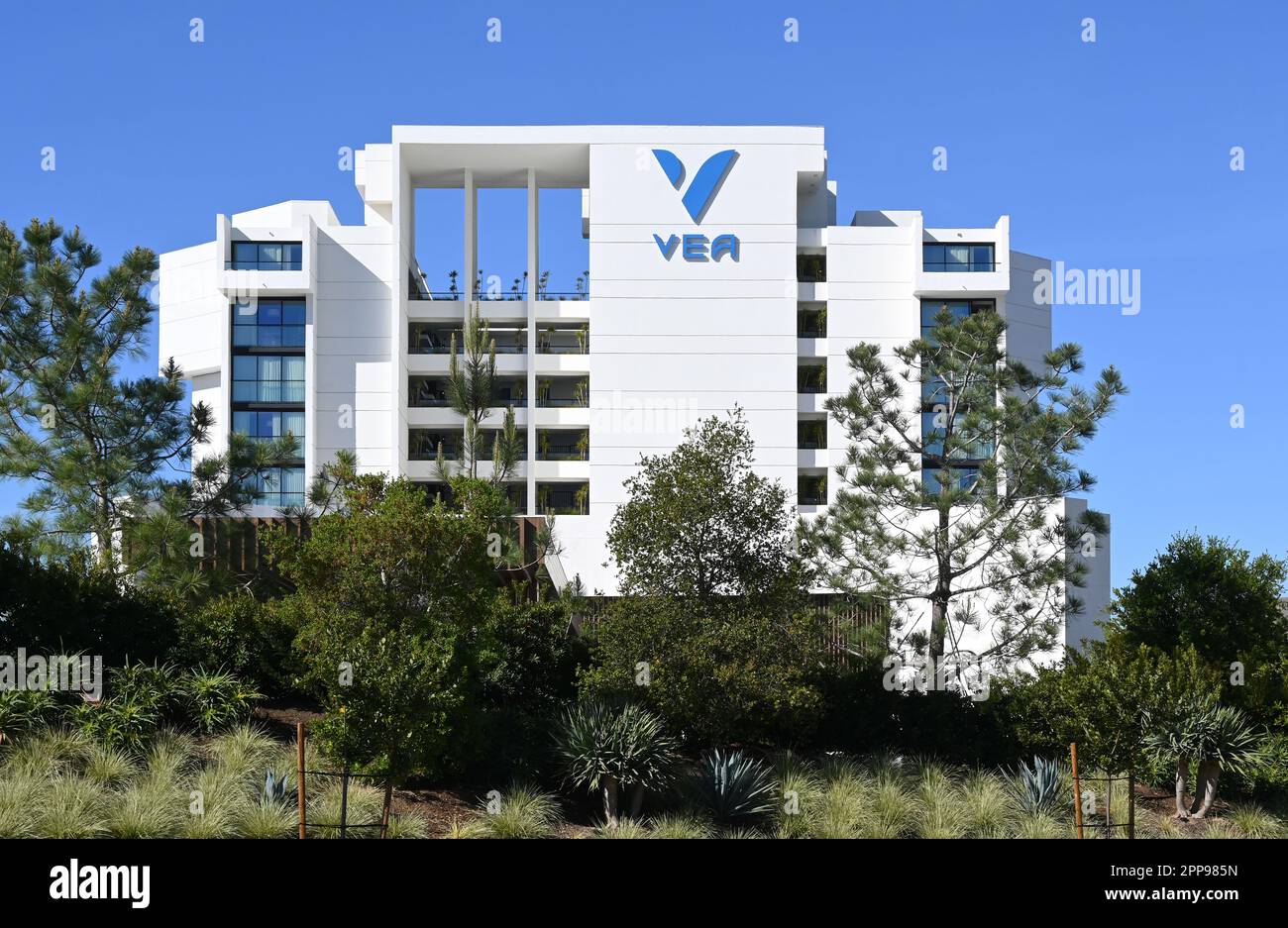 NEWPORT BEACH, KALIFORNIEN - 22. April 2023: VEA Newport Beach, A Marriott Resort and Spa, im Newport Center neben Fashion Island Stockfoto