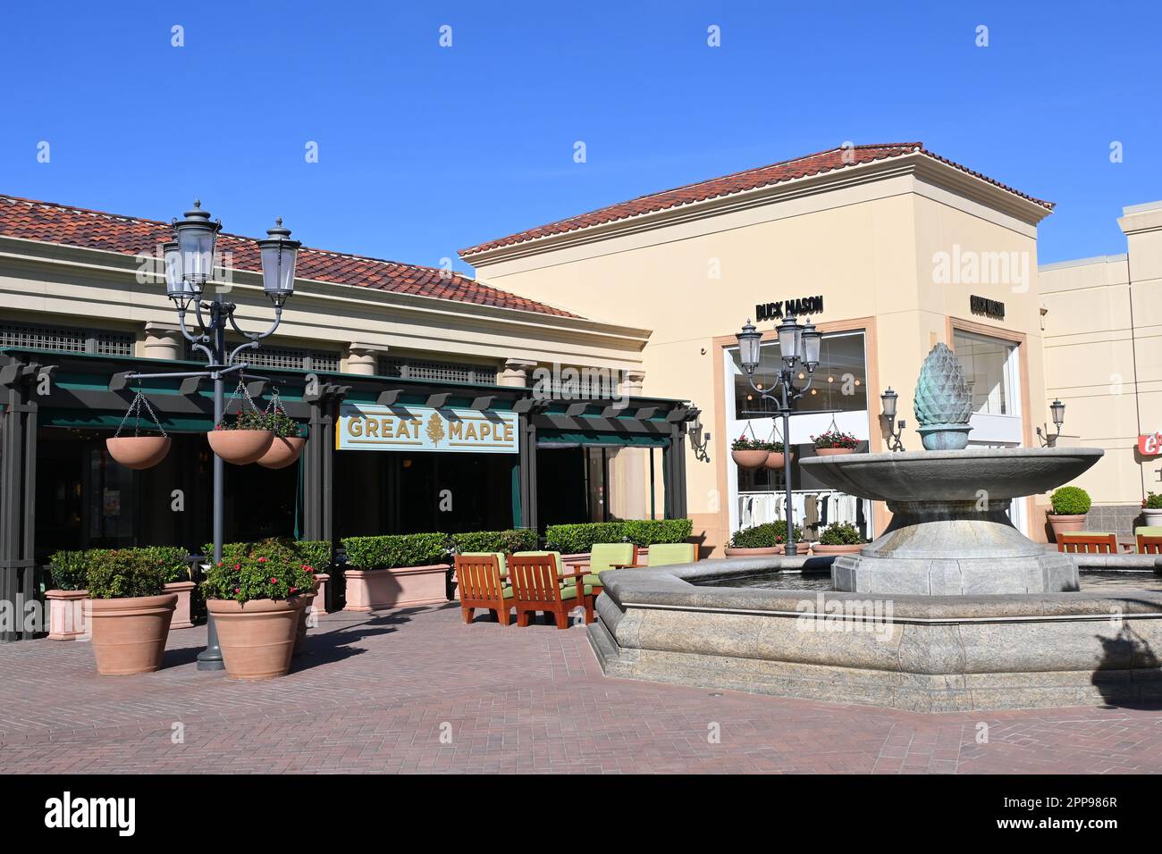 NEWPORT BEACH, KALIFORNIEN - 22. April 2023: Großartiges Maple Restaurant in Fashion Island, das moderne Komfortgerichte serviert. Stockfoto