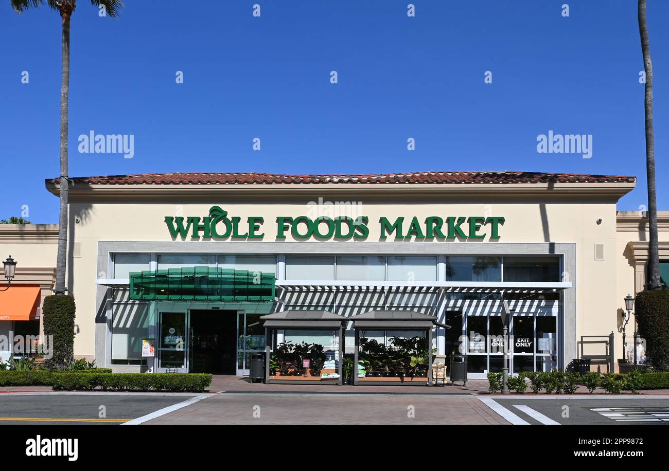 NEWPORT BEACH, KALIFORNIEN - 22. April 2023: Whole Foods Market in Fashion Island. Stockfoto