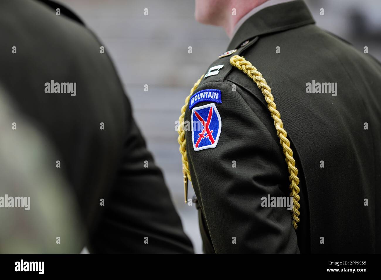 Bukarest, Rumänien - 5. April 2023: Soldaten der 10. Bergdivision und der 101. Luftwaffe (Luftangriff), beide der US-Armee, AT Stockfoto