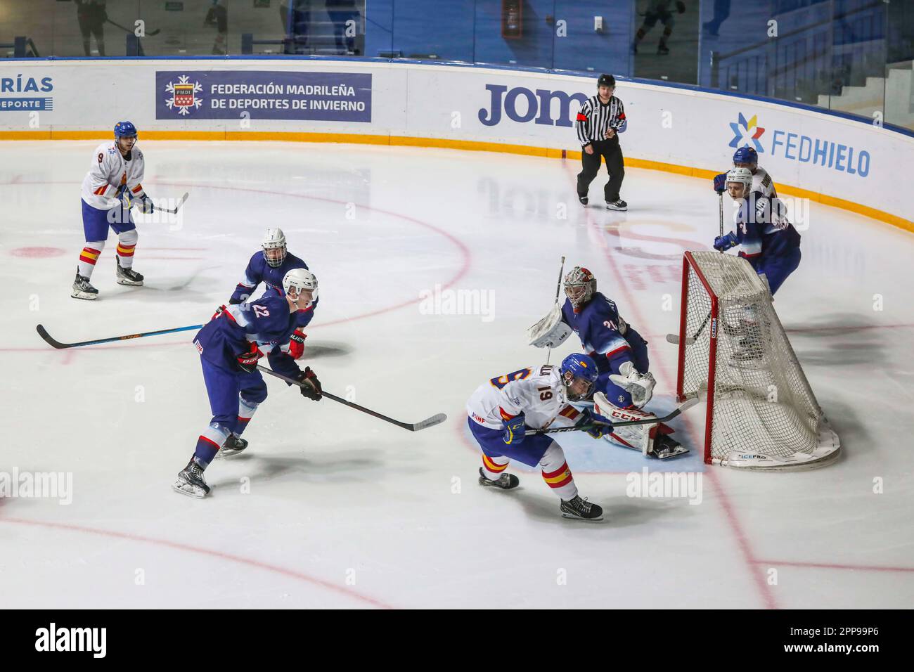 Madrid, Spanien. 21. April 2023. Der spanische Spieler (19) Zaballa Pablo schießt während des Weltmeisterschaftsspiels 2023 zwischen Spanien und Island, das von der Internationalen Eishockey-Föderation (IIHF) und dem Königlichen Spanischen Eissportverband (RFEDH) organisiert wird, ein Tor. Kredit: SOPA Images Limited/Alamy Live News Stockfoto