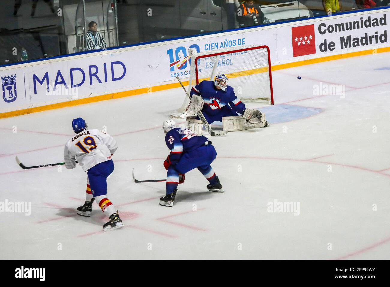 Madrid, Spanien. 21. April 2023. Der spanische Spieler (19) Zaballa Pablo schießt während des Weltmeisterschaftsspiels 2023 zwischen Spanien und Island, das von der Internationalen Eishockey-Föderation (IIHF) und dem Königlichen Spanischen Eissportverband (RFEDH) organisiert wird, ein Tor. Spanien gewann 4-7 (Foto von David Canales/SOPA Images/Sipa USA) Gutschrift: SIPA USA/Alamy Live News Stockfoto