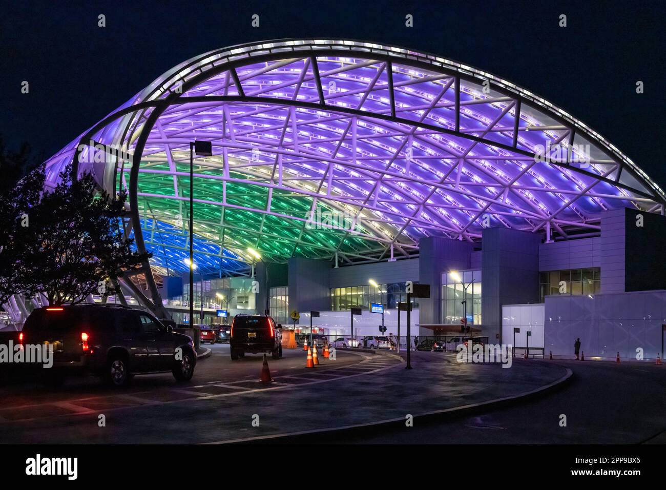 Bunt beleuchtete Überdachung am Inlandsterminal des internationalen Flughafens Atlanta in Atlanta, Georgia. (USA) Stockfoto