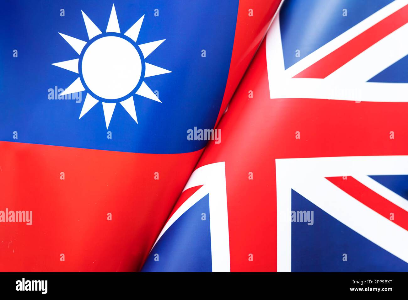 Hintergrund der Flaggen taiwans und Großbritanniens. Das Konzept der Interaktion oder Gegenaktion zwischen den beiden Ländern. Internationale Beziehungen Stockfoto