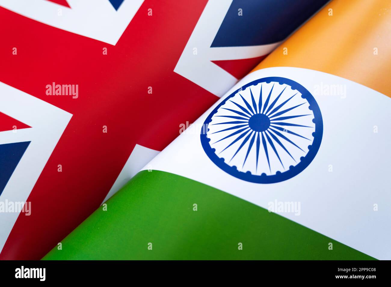 Flaggen Großbritannien und indien. Das Konzept der internationalen Beziehungen zwischen Ländern. Der Zustand der Regierungen. Freundschaft der Völker. Stockfoto