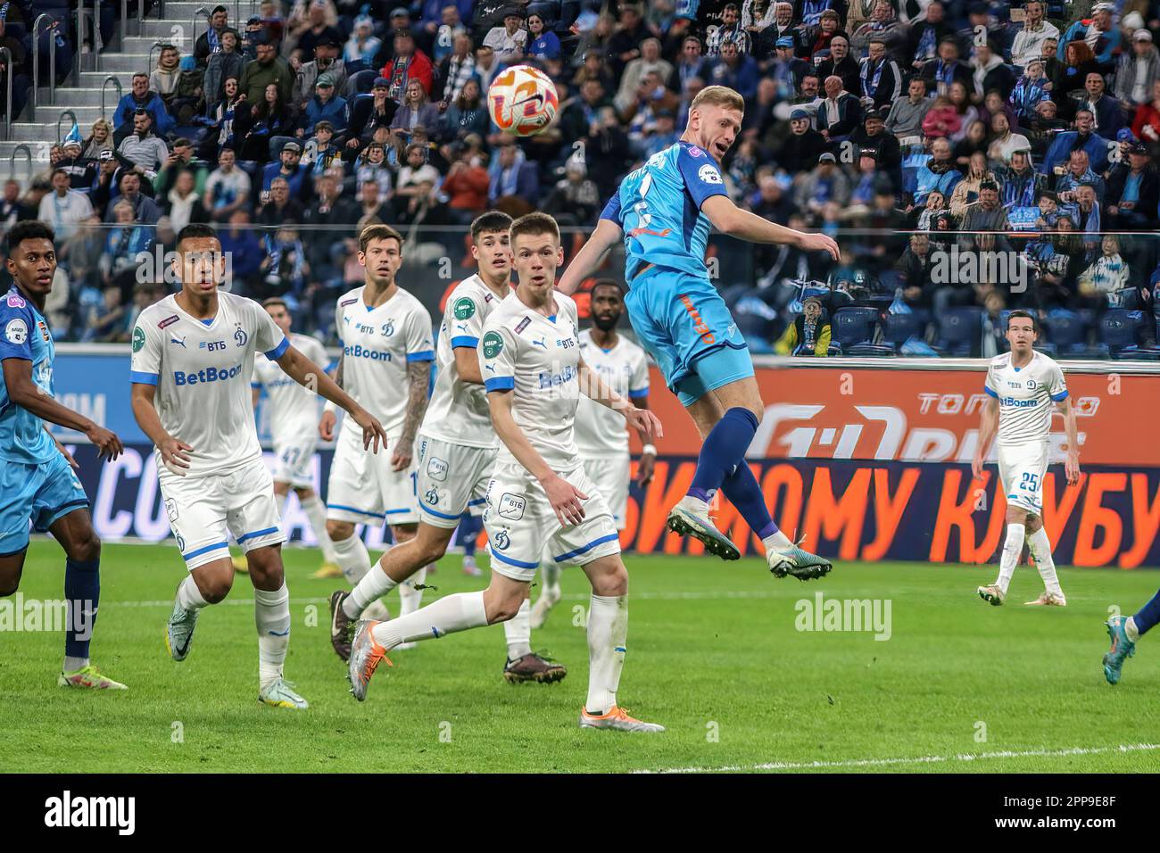 Sankt Petersburg, Russland. 22. April 2023. Aleksandr Kutitsky (Nr.50), Roberto Fernandez (Nr. 6), Fedor Smolov (10) von Dynamo und Dmitri Chistyakov (Nr. 2) von Zenit in Aktion während des Fußballspiels der russischen Premier League zwischen Zenit St. Petersburg und Dynamo Moskau in der Gazprom Arena. Zenit 3:1 Dynamo. (Foto: Maksim Konstantinov/SOPA Images/Sipa USA) Guthaben: SIPA USA/Alamy Live News Stockfoto