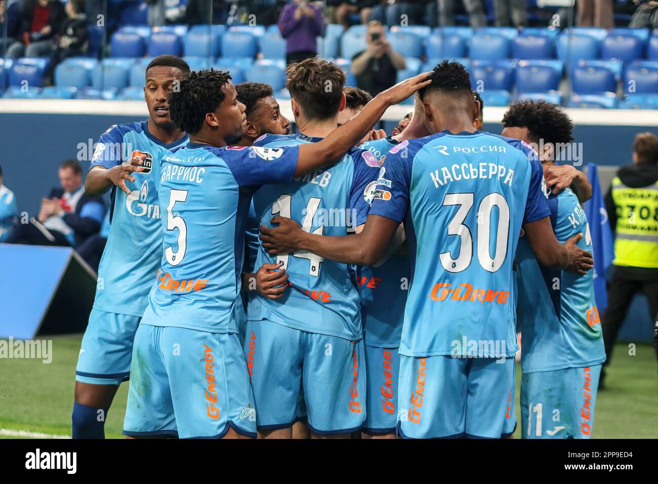 Sankt Petersburg, Russland. 22. April 2023. Wilmar Enrique Barrios Teran, gemeinhin bekannt als Wilmar Barrios (Nr.5), Malcom Filipe Silva de Oliveira, gemeinhin bekannt als Malcom (Nr.10), Zander Mateo Cassierra Cabezas, gemeinhin bekannt als Mateo Cassierra (Nr.30), Daler Kuzyaev (Nr.14), Claudio Luiz Rodrigues Parise Leonel, Allgemein bekannt als Claudinho (Nr. 11) von Zenit, gesehen während des Fußballspiels der russischen Premier League zwischen Zenit St. Petersburg und Dynamo Moskau in der Gazprom Arena. Zenit 3:1 Dynamo. (Foto: Maksim Konstantinov/SOPA Images/Sipa USA) Guthaben: SIPA USA/Alamy Live News Stockfoto