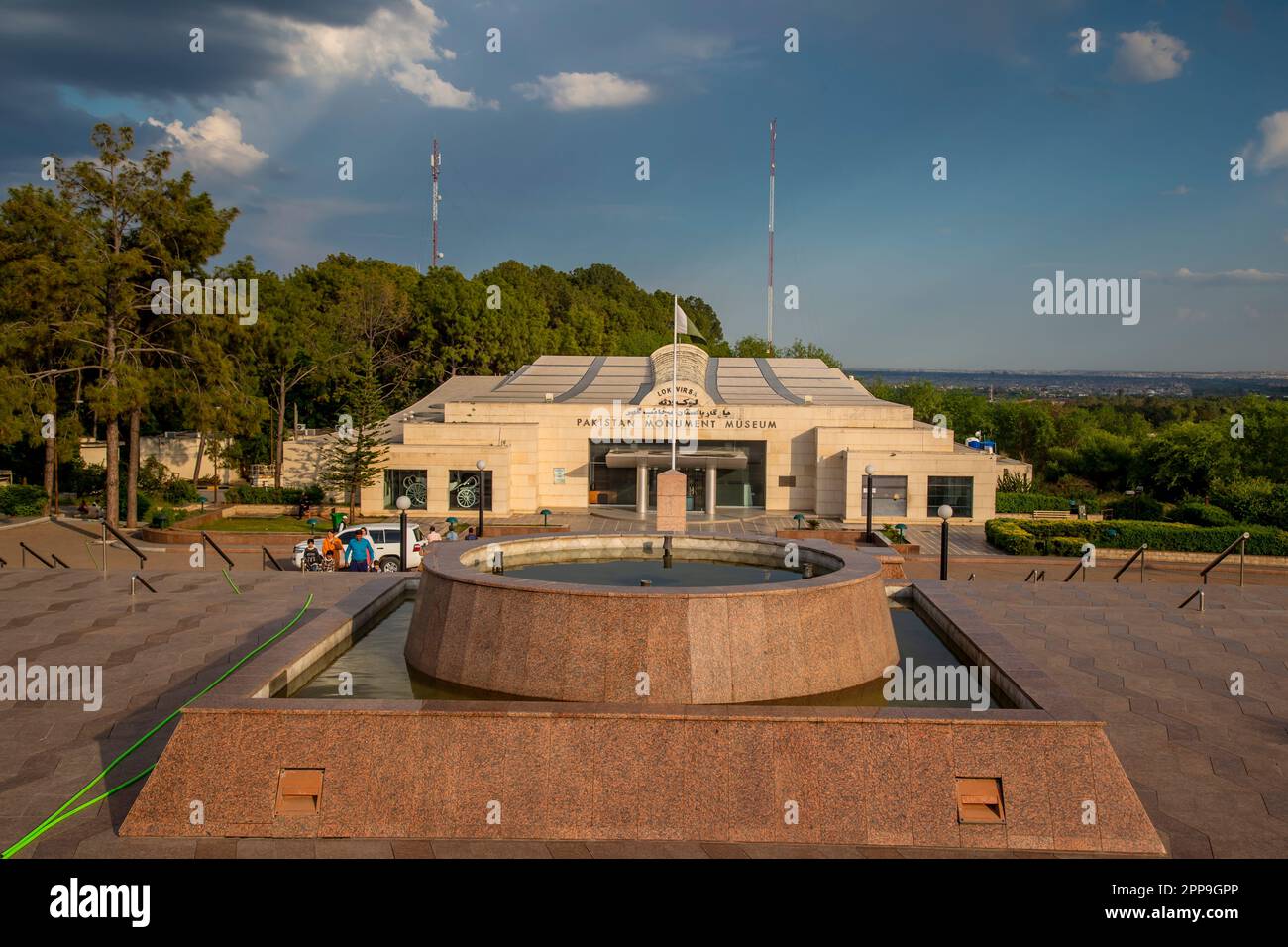 Das Pakistan Monument and Heritage Museum befindet sich auf den westlichen Shakarparian Hills in Islamabad, Pakistan ISLAMABAD, PAKISTAN - 21. April 2023 Stockfoto