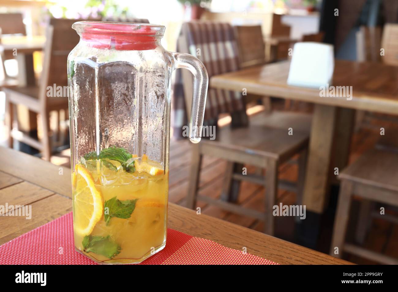 Krug mit Limonade auf dem Tisch im Restaurant Stockfoto