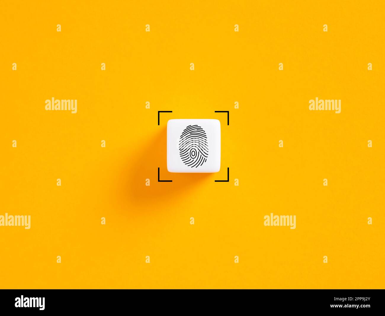 Drucktaste Fingerabdruck-Scan. Verschlüsselungs- und Zugangskontrollsystem zur Identitätsüberprüfung oder elektronischen Signatur. Biometrische Authentifizierungstechnologie Stockfoto