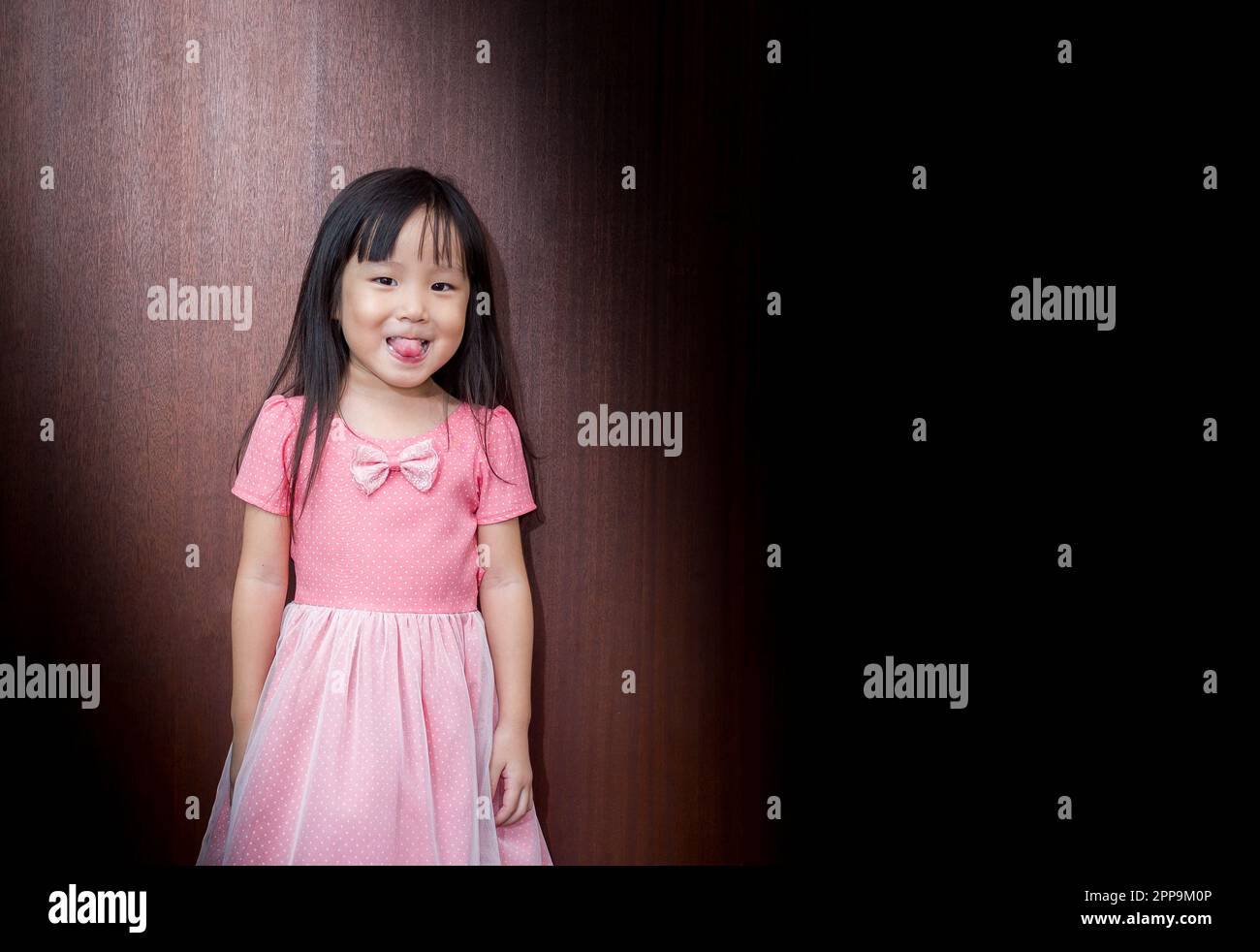 Porträt eines asiatischen glücklichen kleinen Mädchens, Streck ihre Zunge heraus Stockfoto