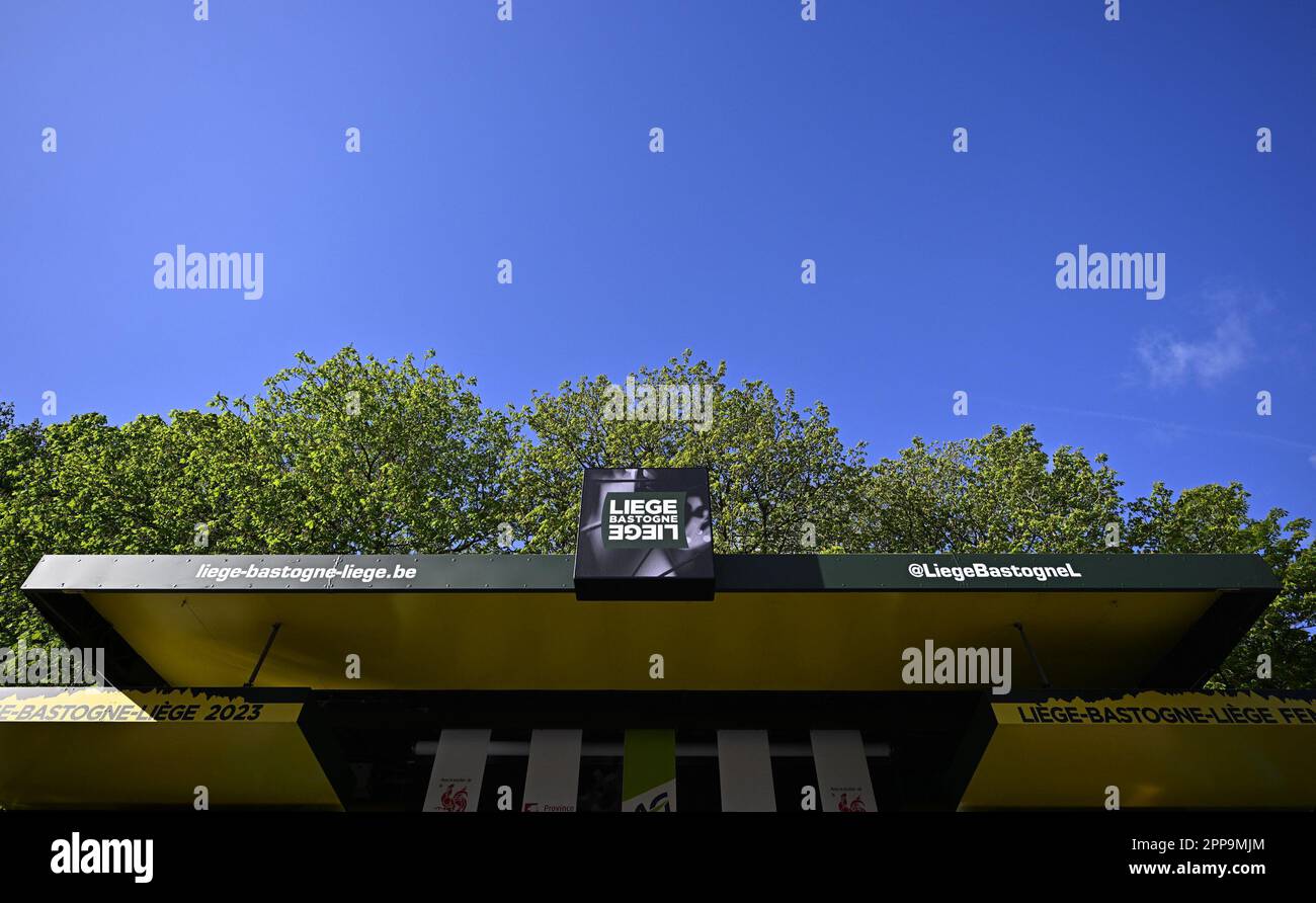Lüttich, Belgien. 23. April 2023. Beginn des Men-Elite-Rennens der eintägigen Radtour Lüttich-Bastogne-Lüttich, 258,5km km von Lüttich, über Bastogne nach Lüttich, Sonntag, 23. April 2023. BELGA FOTO JASPER JACOBS Kredit: Belga News Agency/Alamy Live News Stockfoto