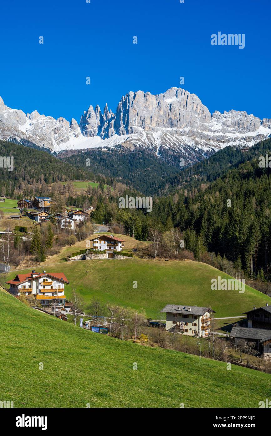 Malerischer Blick über das Tierser-Tal (Val di Tires) mit Rosengarten (Catinaccio)-Massiv im Hintergrund, Dolomiten, Tiers-Reifen, Trentino-Alto Adige/Sud Stockfoto