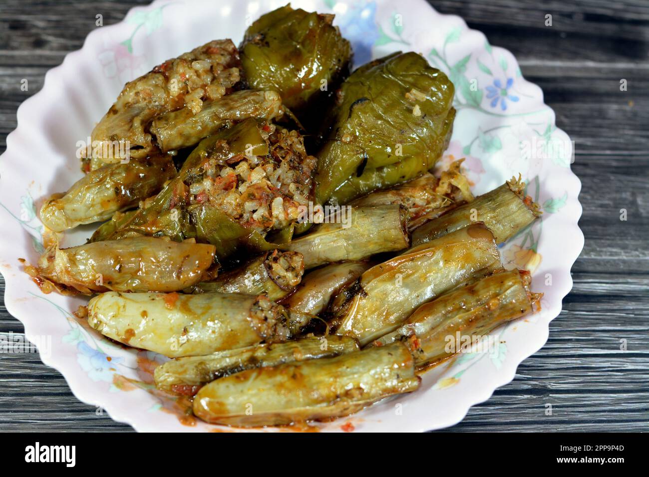 Paprika gefüllt ägyptischen Mahshi und Auberginen weißen Aubergine Mahshy gefüllt mit weißem Reis, Zwiebeln, Petersilie, Dill und Koriander, selektiver Fokus Stockfoto