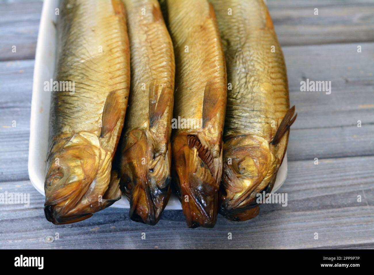 Geräucherte salzige Heringsfutterfische, salzgepökelt und geräuchert, auch bekannt als Silberlieblinge, die für ihr Fleisch und ihre Eier geerntet werden, und sie werden oft verwendet Stockfoto