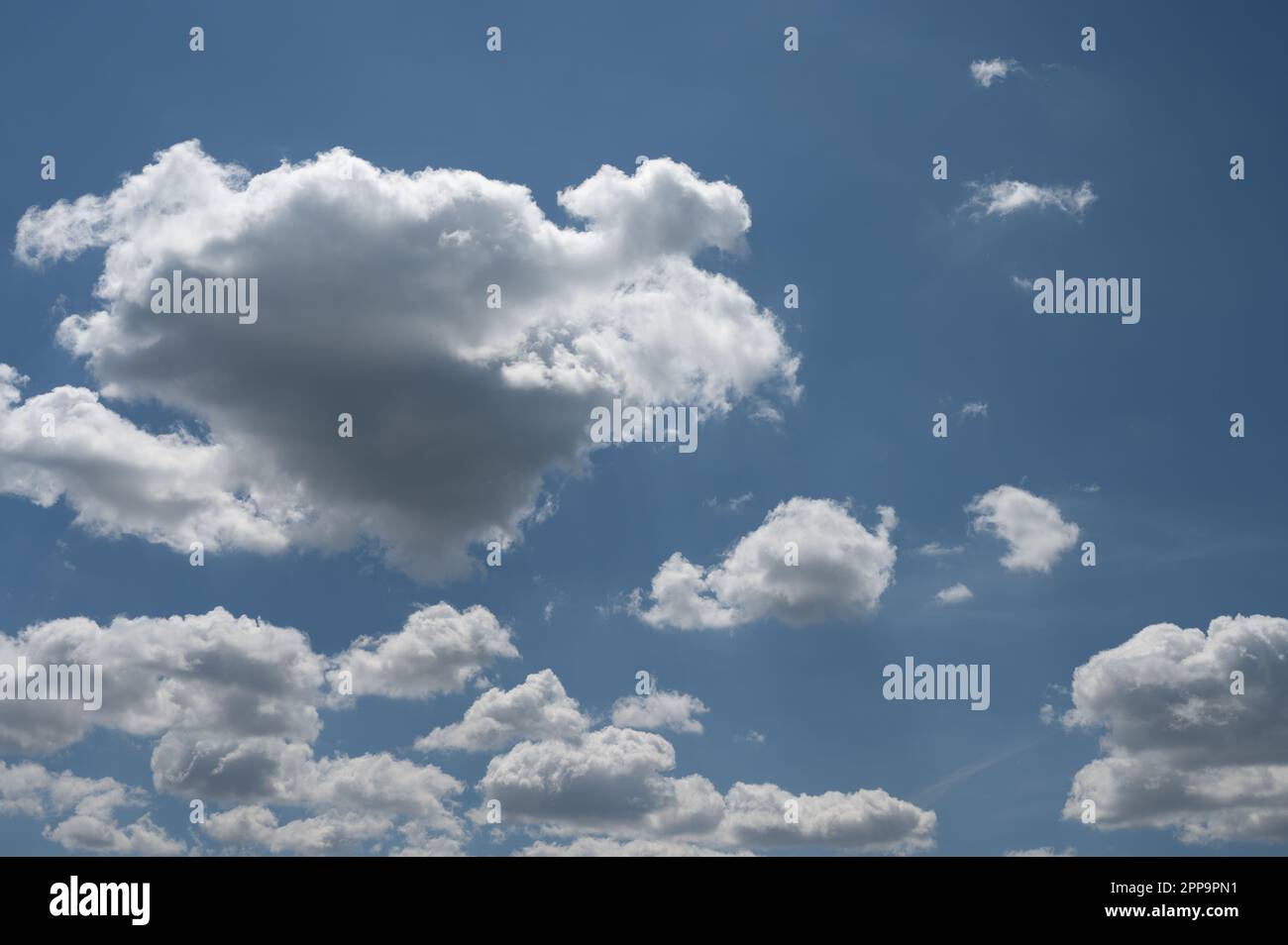 Wolken am Himmel. Das wunderbare Schauspiel eines Himmels voller Wolken. Tiefe und Dreidimensionalität eines bewölkten Himmels. Stockfoto