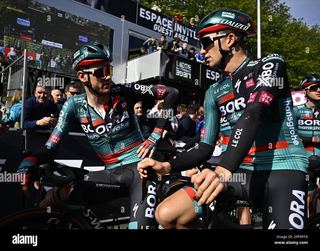 Lüttich, Belgien. 23. April 2023. Österreichischer Patrick Konrad von Bora-Hansgrohe und australischer Jai Hindley von Bora-Hansgrohe, abgebildet zu Beginn des Männerelitenrennen der eintägigen Radtour Lüttich-Bastogne-Lüttich, 258,5km km von Lüttich, über Bastogne nach Lüttich, Sonntag, 23. April 2023. BELGA FOTO JASPER JACOBS Kredit: Belga News Agency/Alamy Live News Stockfoto