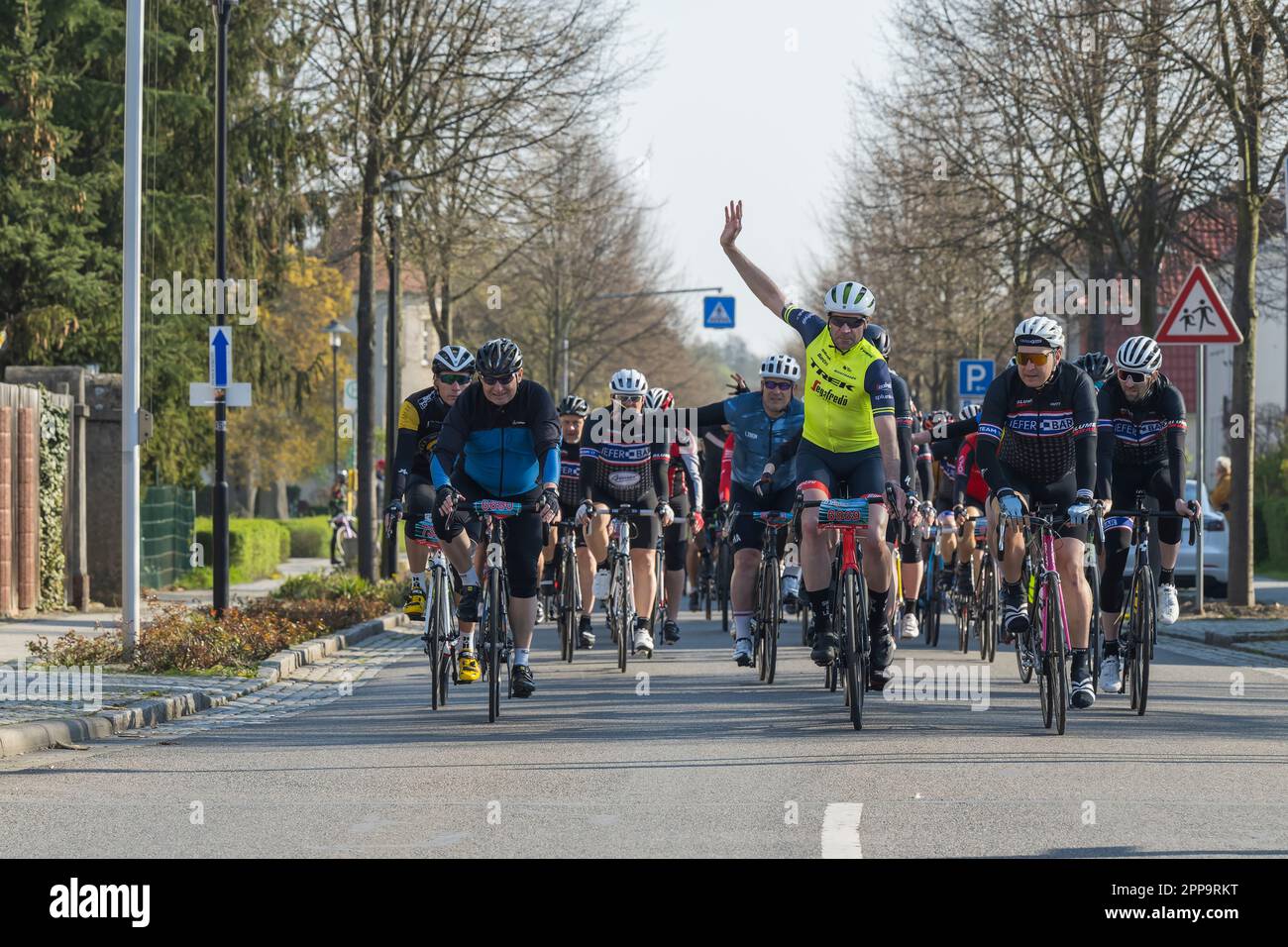 Deutschland , Lübbenau , 22.04.2023 , Jens Voigt, ein ehemaliger deutscher professioneller Radfahrer, führt zu Beginn des 110 km langen Radrennens das Feld der Radfahrer an Stockfoto