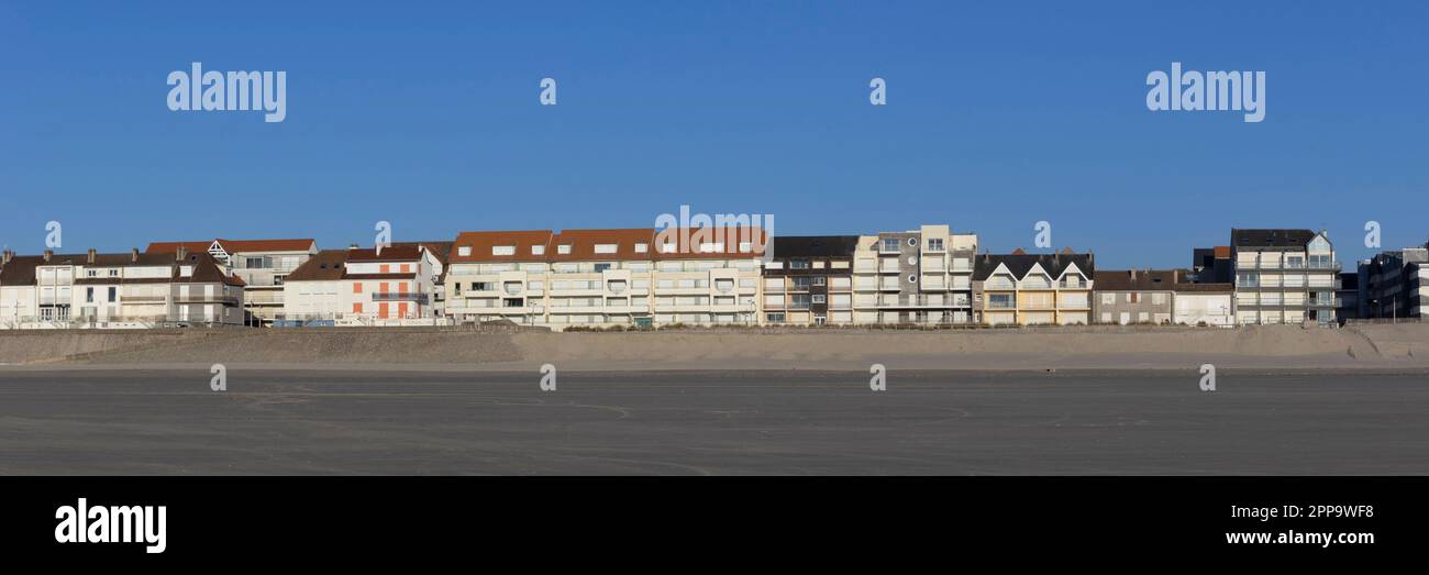 Panoramablick auf den Strand und die Gebäude am Meer in Fort-Mahon-Plage. Es ist ein beliebter Badeort im Departement Somme in Nordfrankreich. Cle Stockfoto