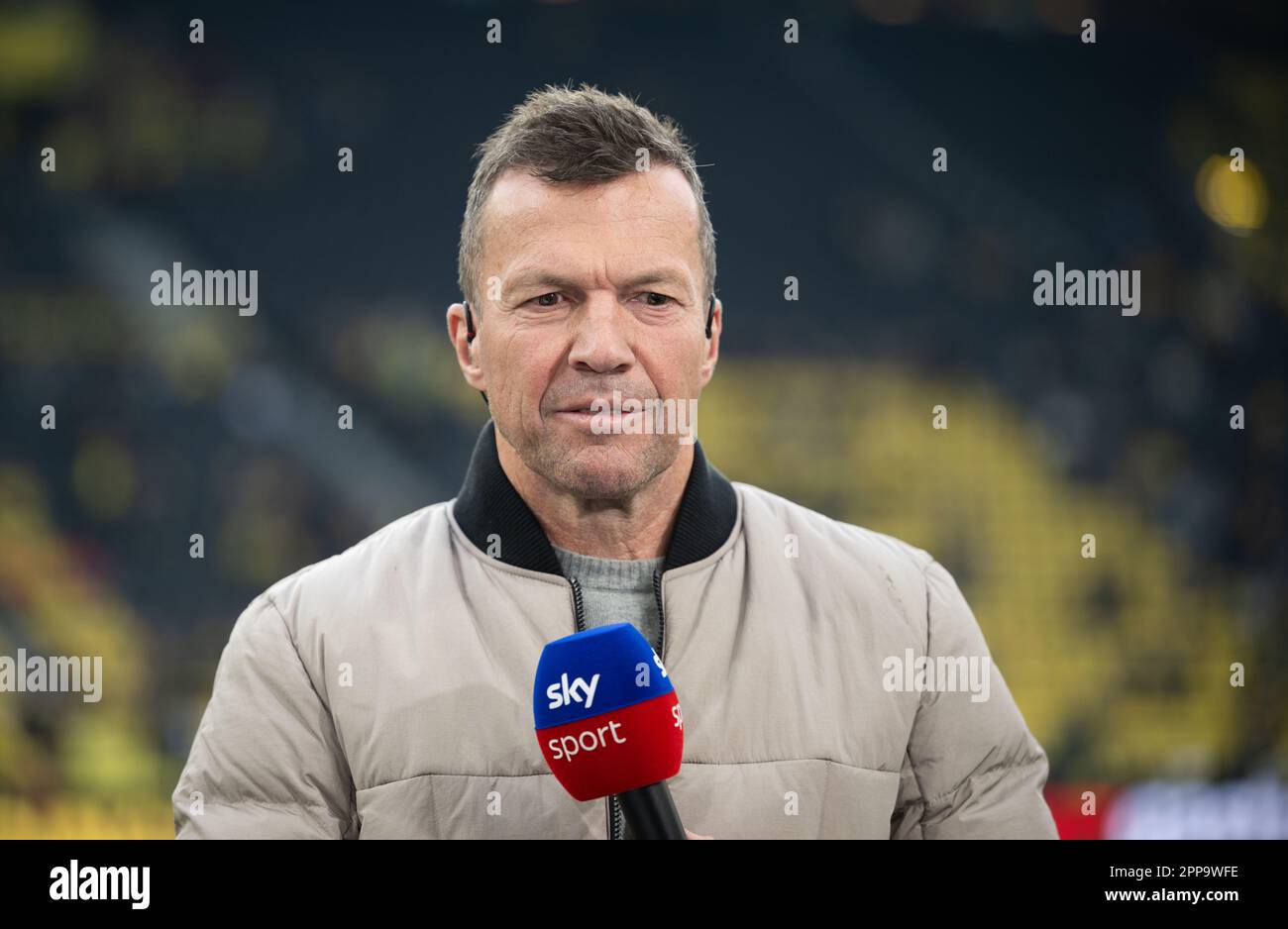 Dortmund, Deutschland. 22. April 2023. Fußball: Bundesliga, Borussia Dortmund - Eintracht Frankfurt, Spieltag 29, Signal Iduna Park. Himmelskünstler Lothar Matthäus vor dem Spiel. Der rekordverdächtige Nationalspieler stand der Münchner Mannschaft nach der Niederlage des FC Bayern in Mainz scharf kritisch gegenüber. Kredit: Bernd Thissen/dpa/Alamy Live News Stockfoto