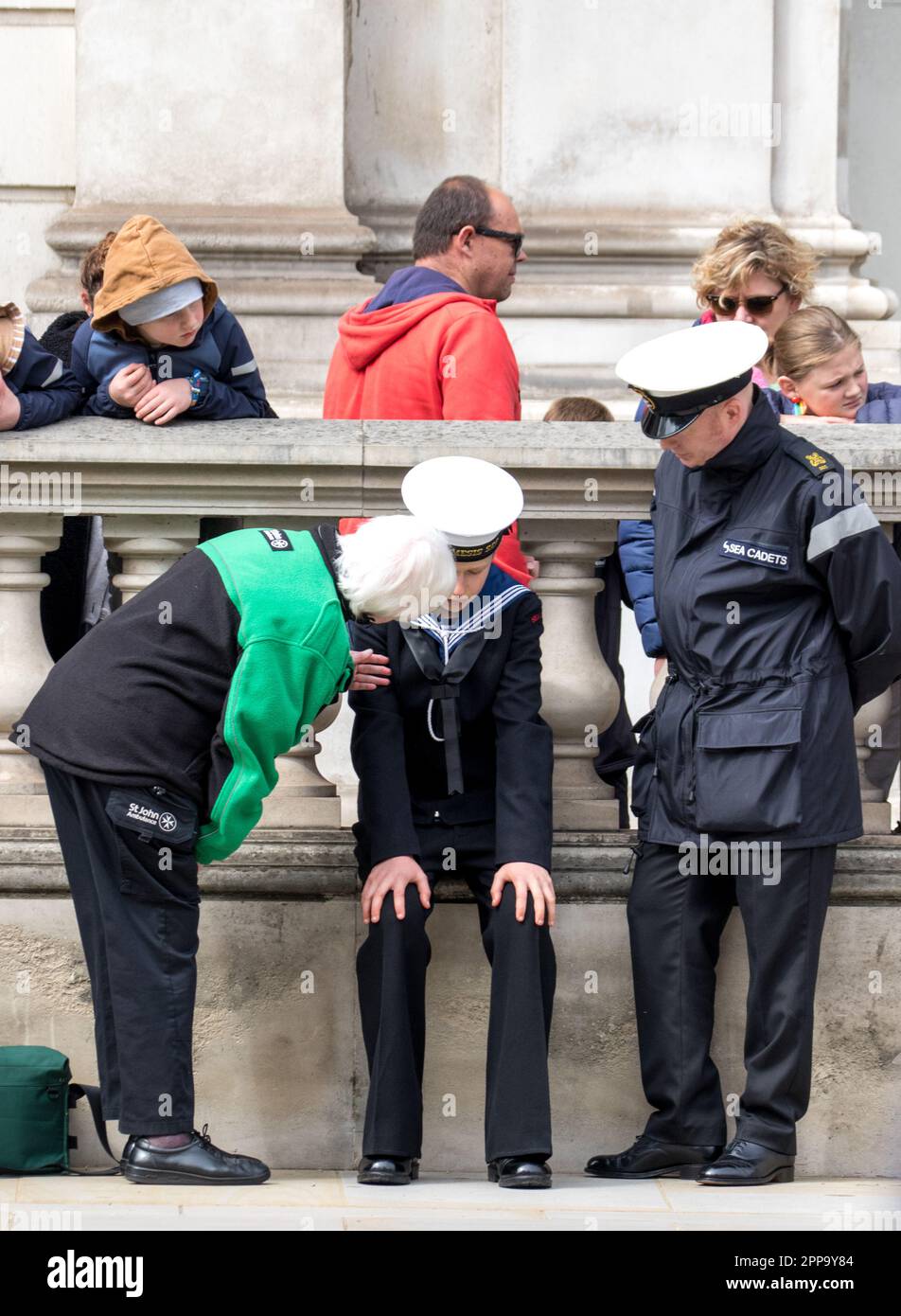 Westminster, London, Großbritannien. 22. April 2023. Der junge Seekadett wird während der Militärkadetten-Parade im Cenotaph in Central London zur Erinnerung an den St. Georges-Tag, Englands Schutzpatron mit dem Ablegen von Kränzen an der weltberühmten Gedenkstätte für die Kriegstoten, krank. Kredit: Newspics UK London/Alamy Live News Stockfoto