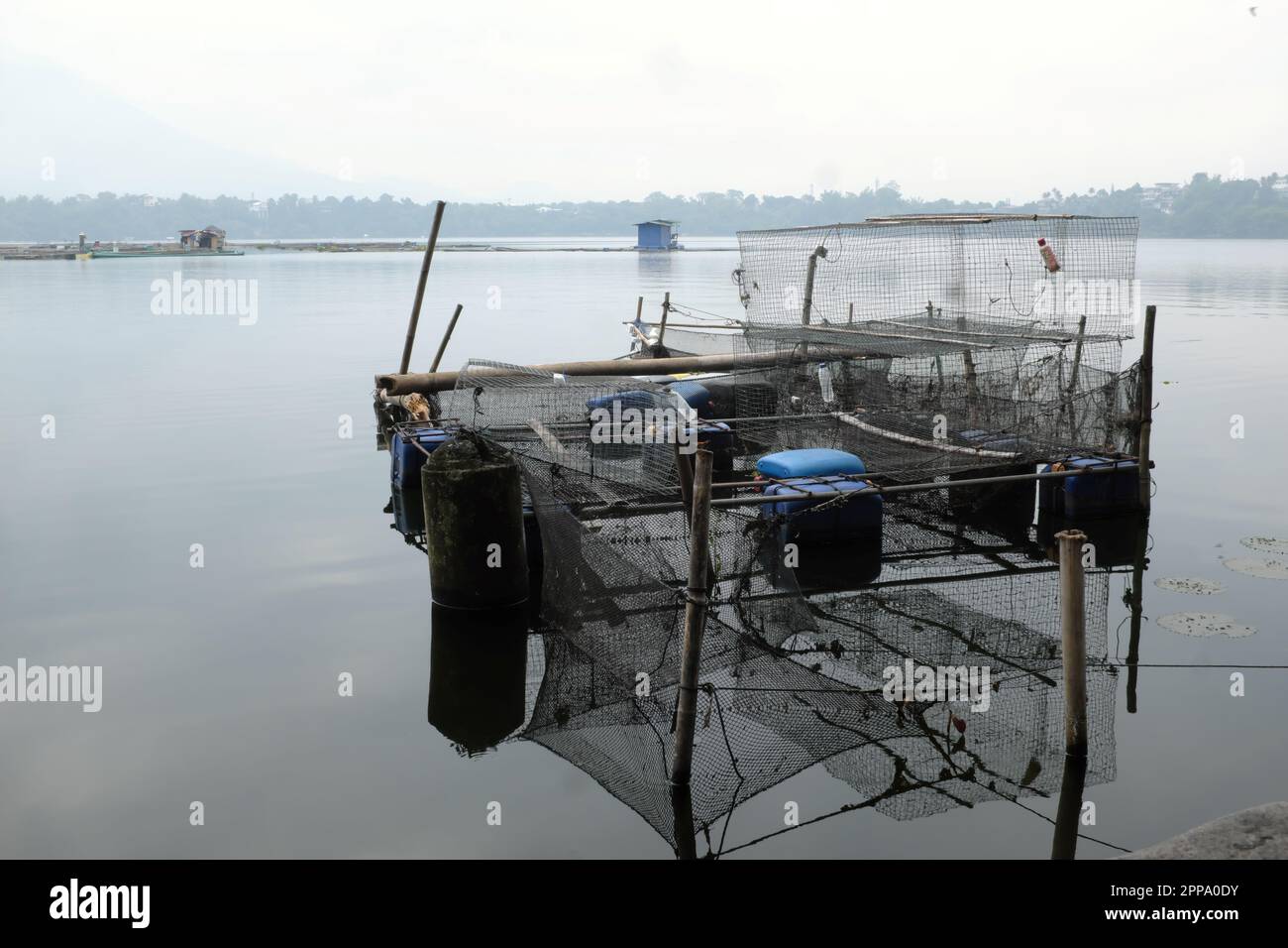 Schwimmender Fischhalter oder Fischkäfig am Sampaloc Lake in San Pablo City, Laguna, Philippinen. Stockfoto