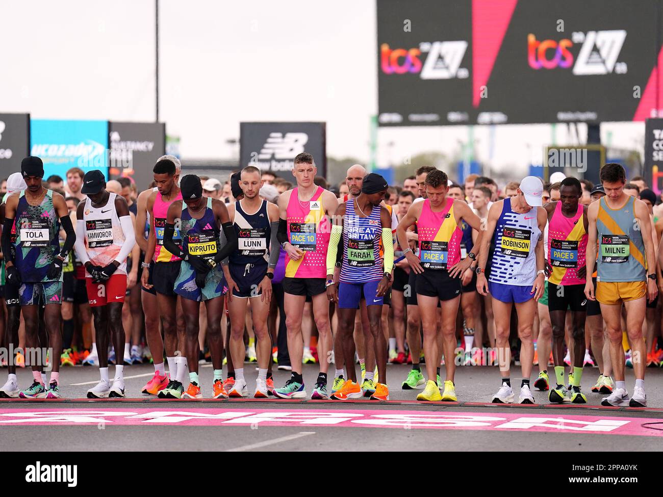 Mo Farah und andere Wettbewerber zu Beginn des Elite-Rennens der Herren während des TCS London Marathon. Foto: Sonntag, 23. April 2023. Stockfoto
