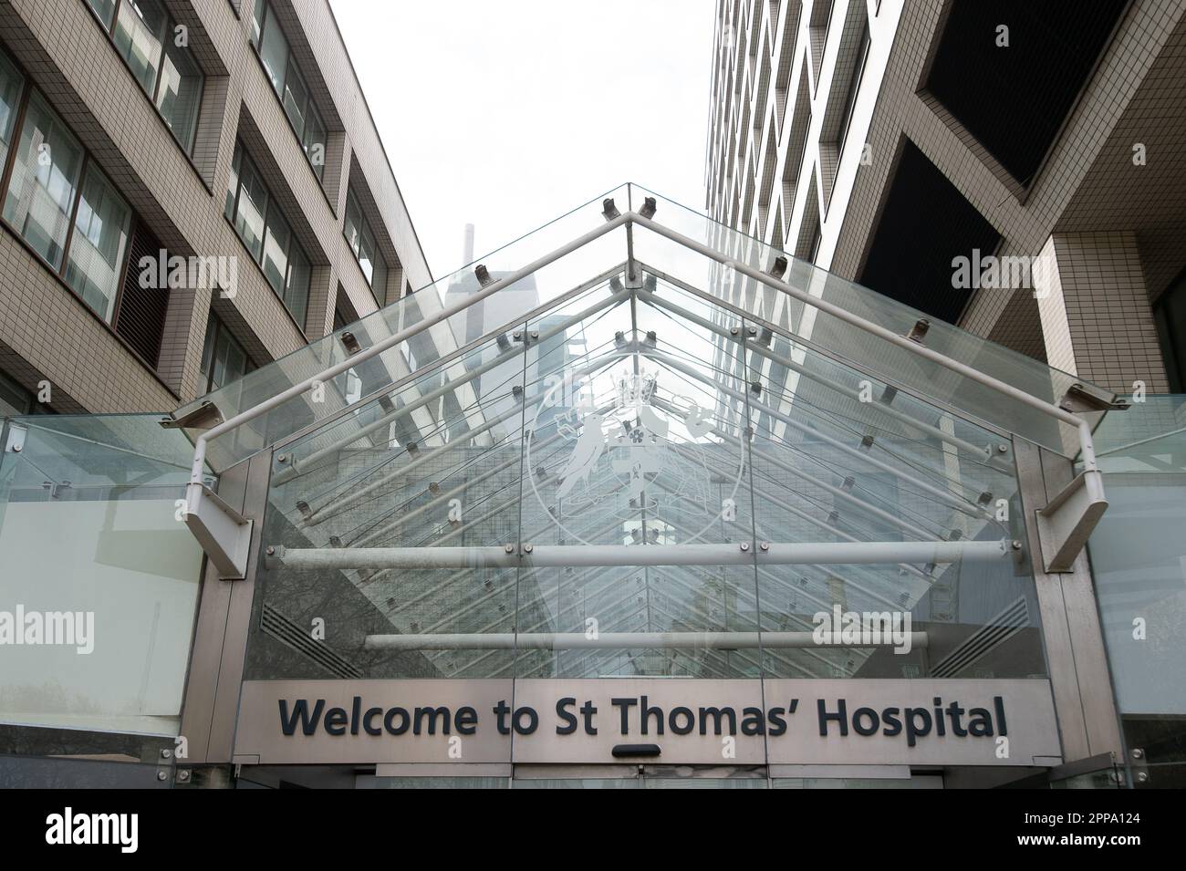 Westminster, London, Großbritannien. 22. April 2023. St. Thomas' Hospital in London. Die Regierung wird rechtliche Schritte einleiten, um weitere Streiks der Krankenschwestern zu stoppen. Es wurde berichtet, dass sowohl Ärzte als auch Krankenschwestern von RCN planen, während des Feiertagswochenendes im Mai gleichzeitig für 48 Stunden in den Streik zu treten, was potenziell das Leben von Patienten in Gefahr bringen könnte. Pat Cullen, Leiter des Royal College of Nursing, soll bei der Aktion Gesundheitsminister, Steve Barclay vorschlägt, rauchend sein. Kredit: Maureen McLean/Alamy Live News Stockfoto