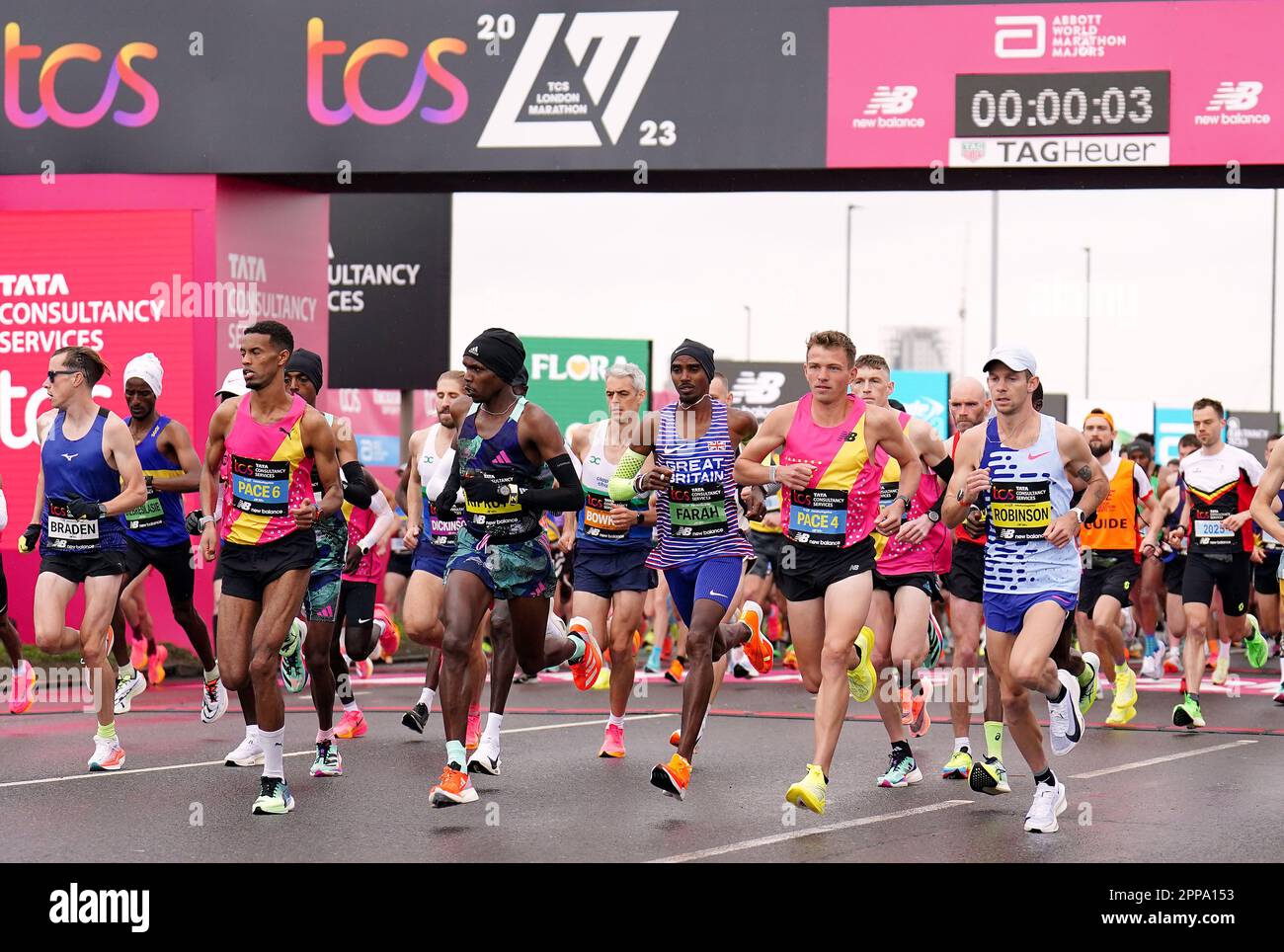 Mo Farah und andere Wettbewerber zu Beginn des Elite-Rennens der Herren während des TCS London Marathon. Foto: Sonntag, 23. April 2023. Stockfoto