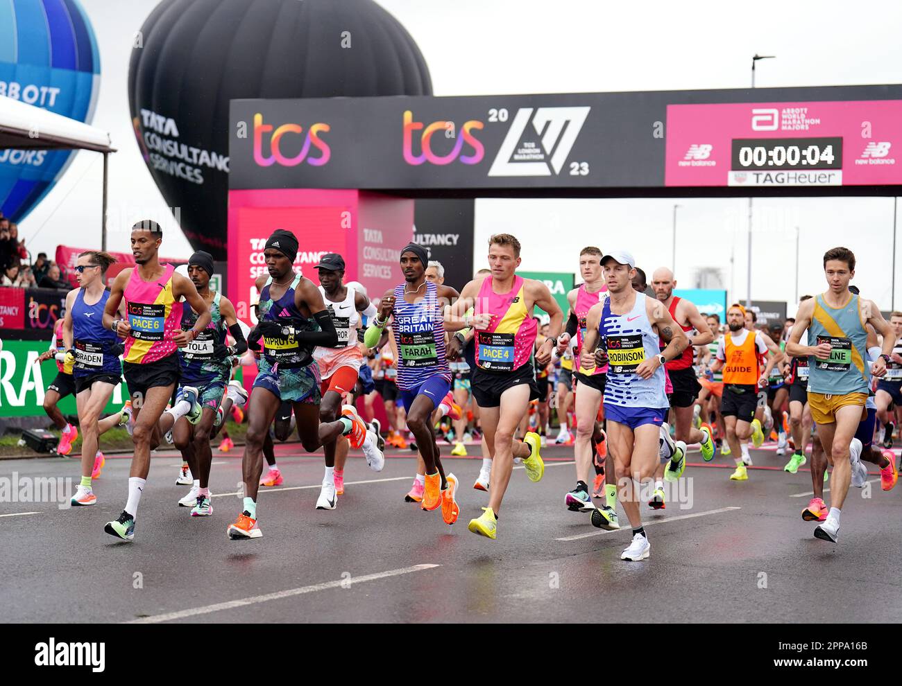 Mo Farah und andere Wettbewerber zu Beginn des Elite-Rennens der Herren während des TCS London Marathon. Foto: Sonntag, 23. April 2023. Stockfoto