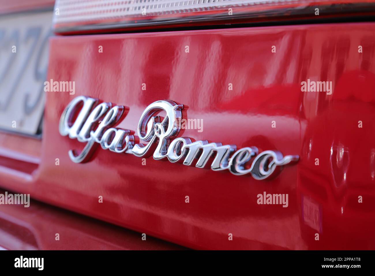 Italien, Jahr 2023, Metallic-Logo des Alfa Romeo Spider Duetto Oldtimer, öffentliche Automobilausstellung für Oldtimer Stockfoto