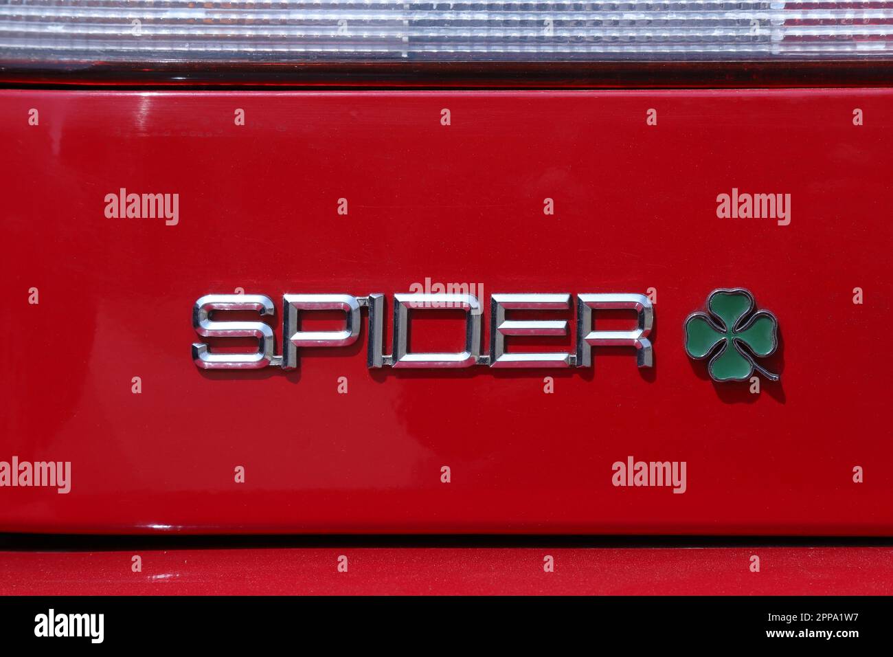 Italien, Jahr 2023, Metallic-Logo des Alfa Romeo Spider Duetto Oldtimer, mit Kleeblattsymbol in der öffentlichen Autoausstellung von Oldtimern Stockfoto