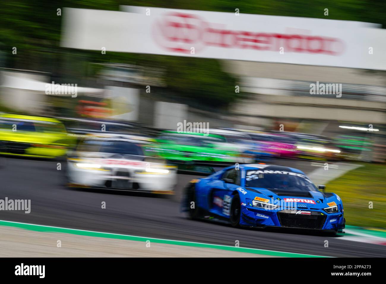 Monza, Italien. 23. April 2023. Das #25 Sainteloc Junior Team Audi R8 LMS GT3 EVO II von Patric NIEDERHAUSER, Christopher MIES und Simon GACHET (pro) während der Fanatec GT World Challenge Europa am 22. April 2023 auf der Autodromo di Monza in Monza, Italien. Kredit: Luca Rossini/E-Mage/Alamy Live News Stockfoto