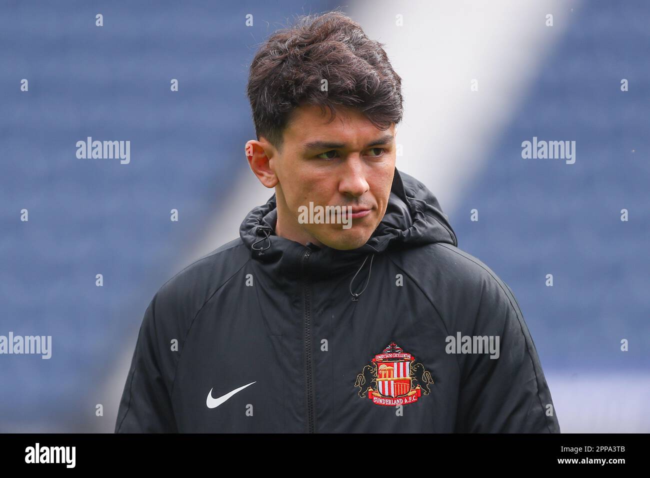 Luke O'Nien #13 von Sunderland kommt vor dem Sky Bet Championship-Spiel West Bromwich Albion vs Sunderland at the Hawthorns, West Bromwich, Großbritannien, 23. April 2023 (Foto von Gareth Evans/News Images) Stockfoto