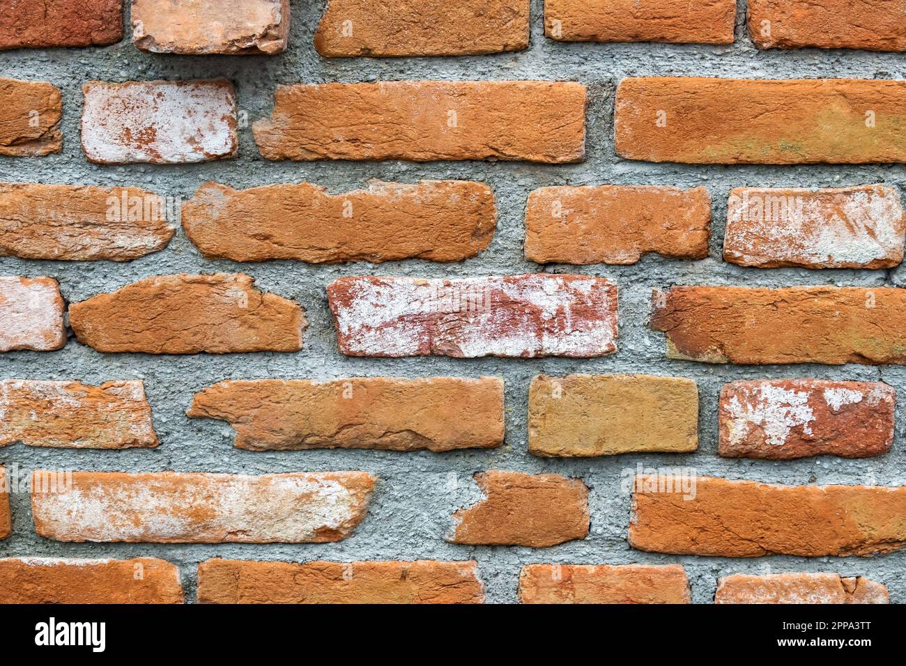 Leere Alte Ziegelwand-Textur, Grunge-Oberfläche. Hintergrund der roten Steinwand. Schäbige Gebäudefassade. Selektiver Fokus. Stockfoto Leere Alte Ziegelwand-Textur, Grunge-Oberfläche. Hintergrund der roten Steinwand. Schäbige Gebäudefassade. Selektiver Fokus. Stockfoto