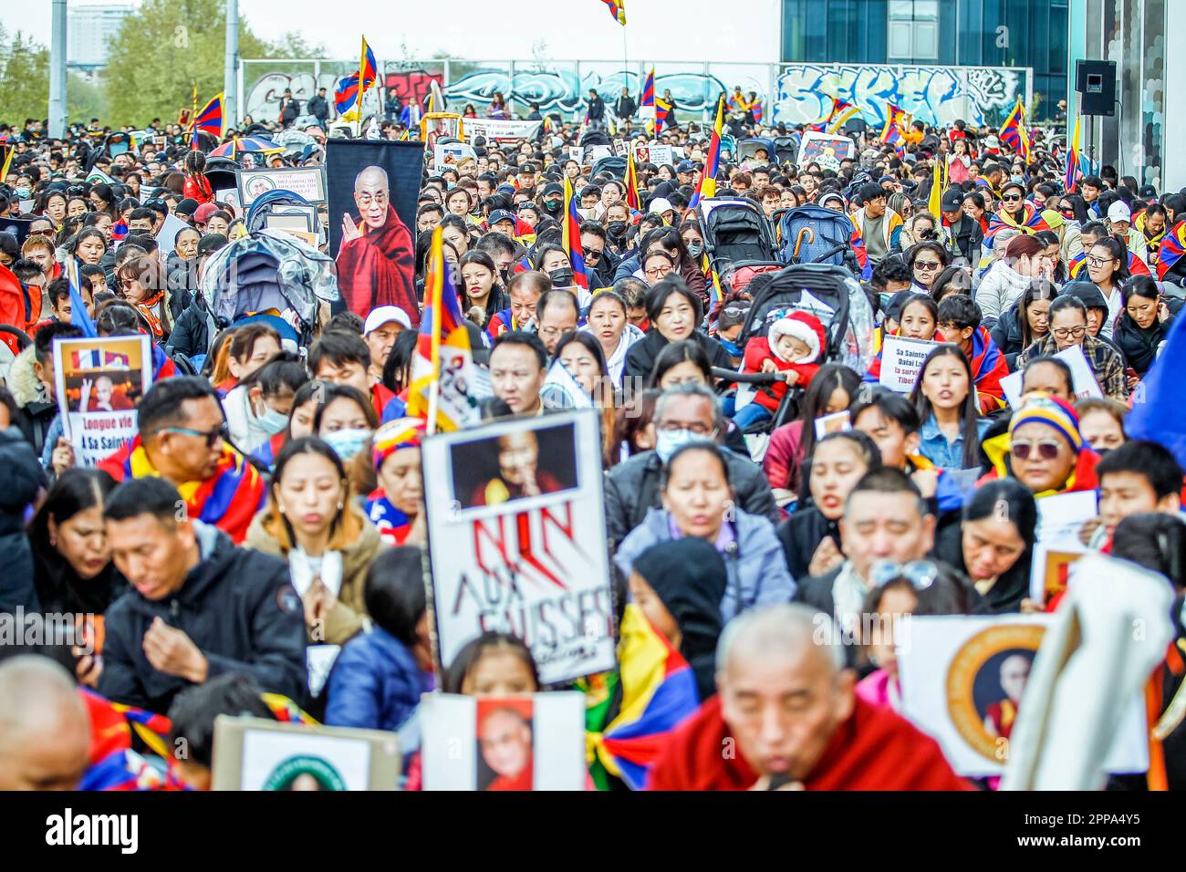 Tausende von Tibetern und Anhängern nahmen an einer friedlichen Kundgebung vor dem französischen Fernsehen in Paris Teil, um Medienunternehmen und Einflussnehmer auf soziale Medien zu verurteilen, die eine spielerische Interaktion zwischen seiner Heiligkeit dem Dalai Lama und einem jungen indischen Jungen aus einem Ereignis im Februar in Dharamshala verdreht haben. Stockfoto