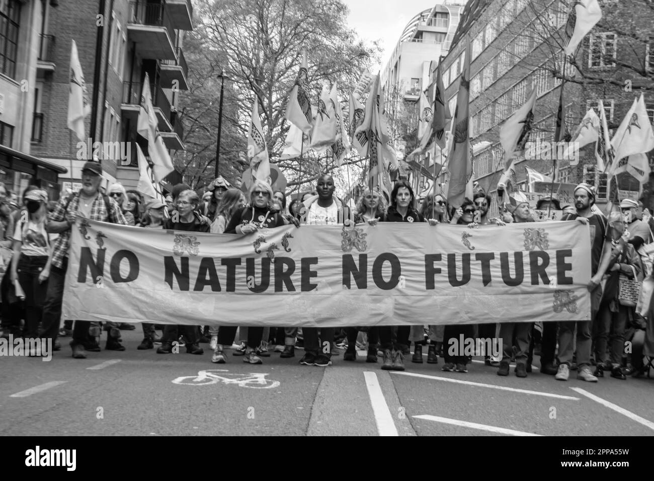 WESTMINSTER, LONDON - 22. April 2023: Extinction Rebellion Teilnahme an einem Artenvielfalt-März-Protest am Earth Day 2023 Stockfoto