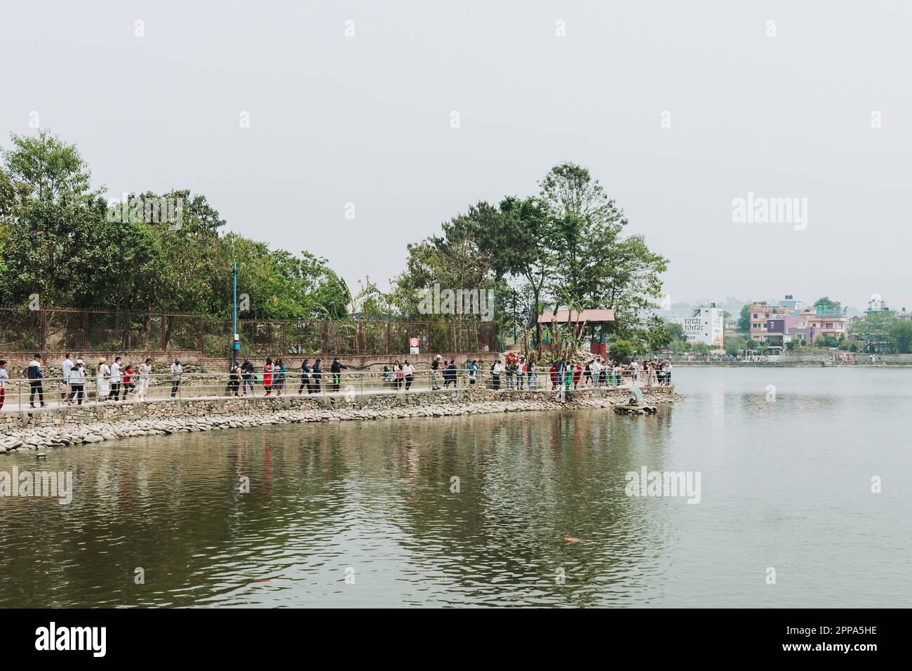 KRITIPUR, NEPAL - 14. April 2023: Blick auf den Taudaha-See in Kritipur bei kathmandu. Heute ist es einer der beliebtesten Orte für Touristen Stockfoto